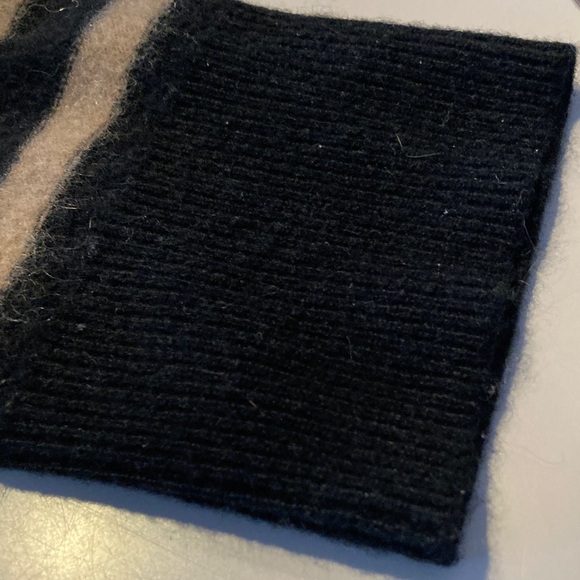 Vince 💯% CASHMERE Black and Beige Striped Crew Neck Sweater.SOFT retails $320 - Picture 5 of 6